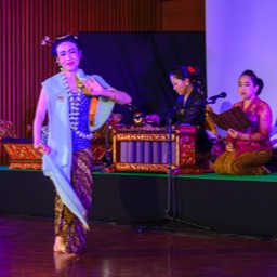 Gambyong Pangkur
結婚式でよく踊られてきた豊穣祈願の舞踊
冨岡三智