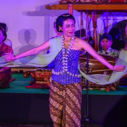 Gambyong Pangkur
結婚式でよく踊られてきた豊穣祈願の舞踊
冨岡三智