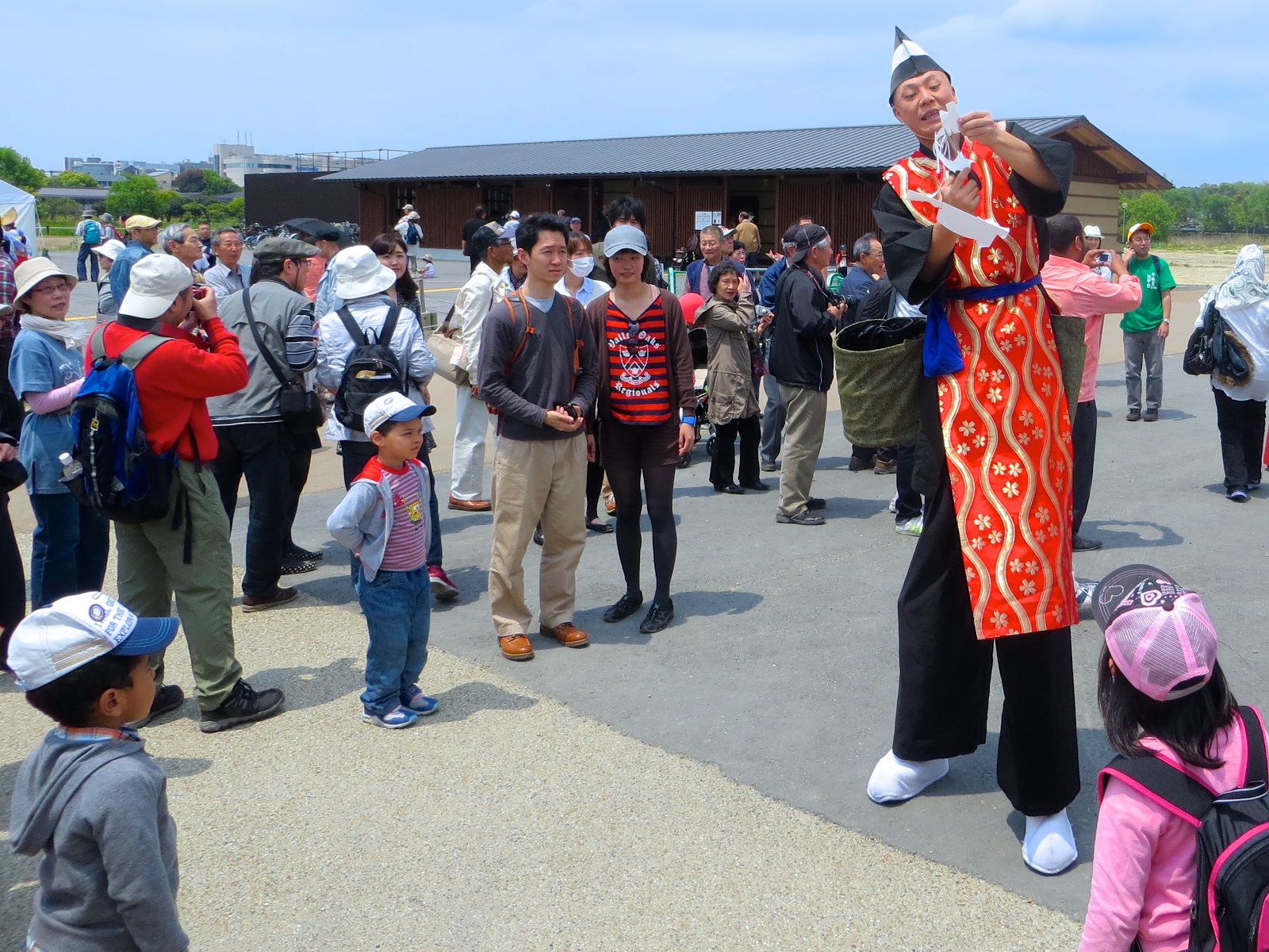 広い公園内でイベント　紙切り