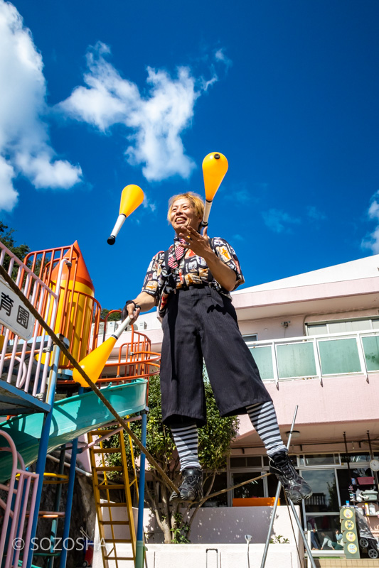 HIX(ヒックス)のびっくり箱大道芸 綱渡り