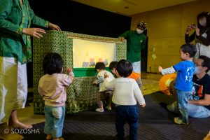 影絵音楽団くぷくぷ「がたんごとん がたんごとん」　人形が気になる幼児たち