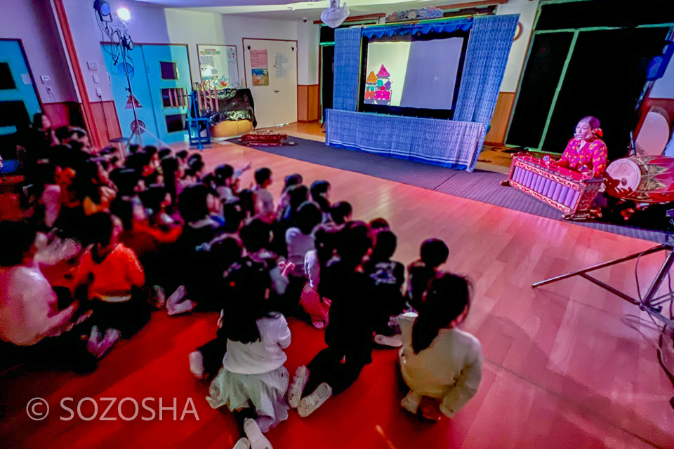 こども園・保育園・幼稚園で、影絵の公演　影絵音楽団くぷくぷ｢きんぎょがにげた｣