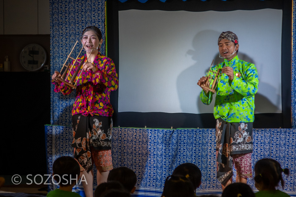 佐々木宏実、ローフィット・イブラヒム　幼児向けの影絵公演　アンクルン/Angklung