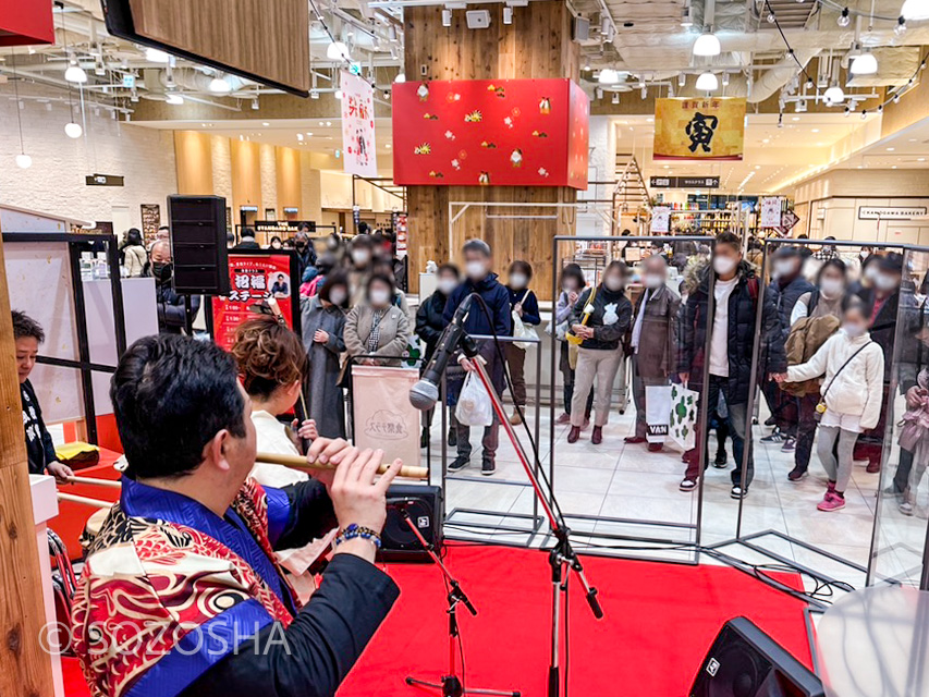 百貨店でお正月の獅子舞　独楽　演奏