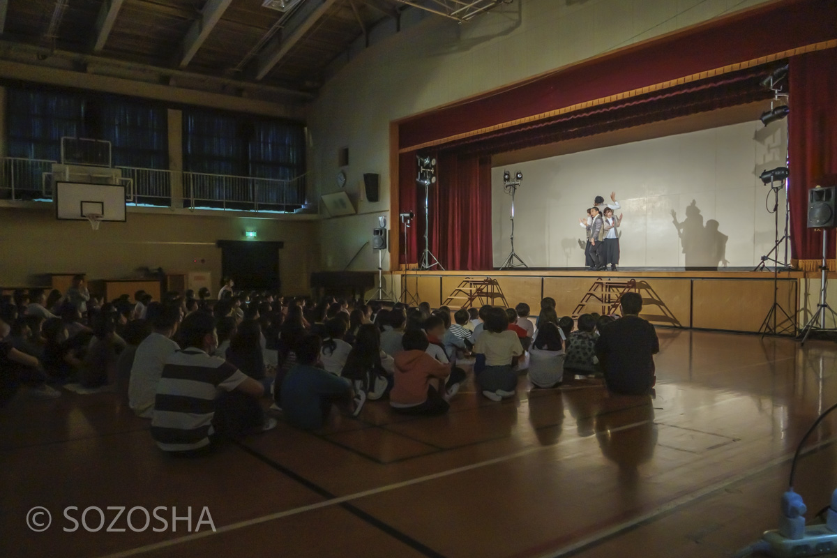 公演の様子　　小学校・芸術鑑賞会・パントマイム/マイムボックス〜おしゃべりなカラダ〜