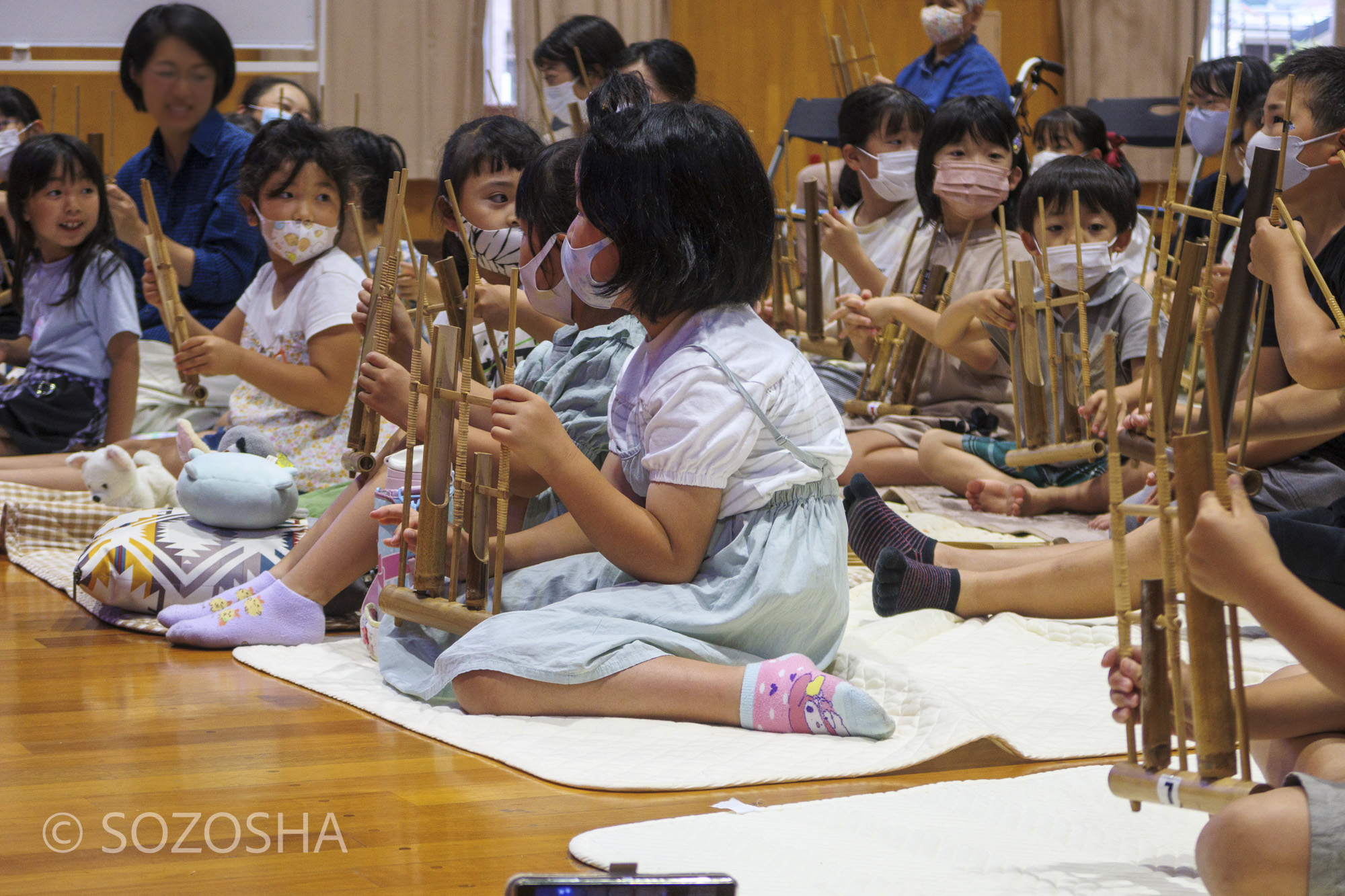 蒲郡おやこ劇場　事前交流　アンクルンの演奏体験/Angklung　インドネシア伝統芸能団ハナジョス「おいしそうなビモ」