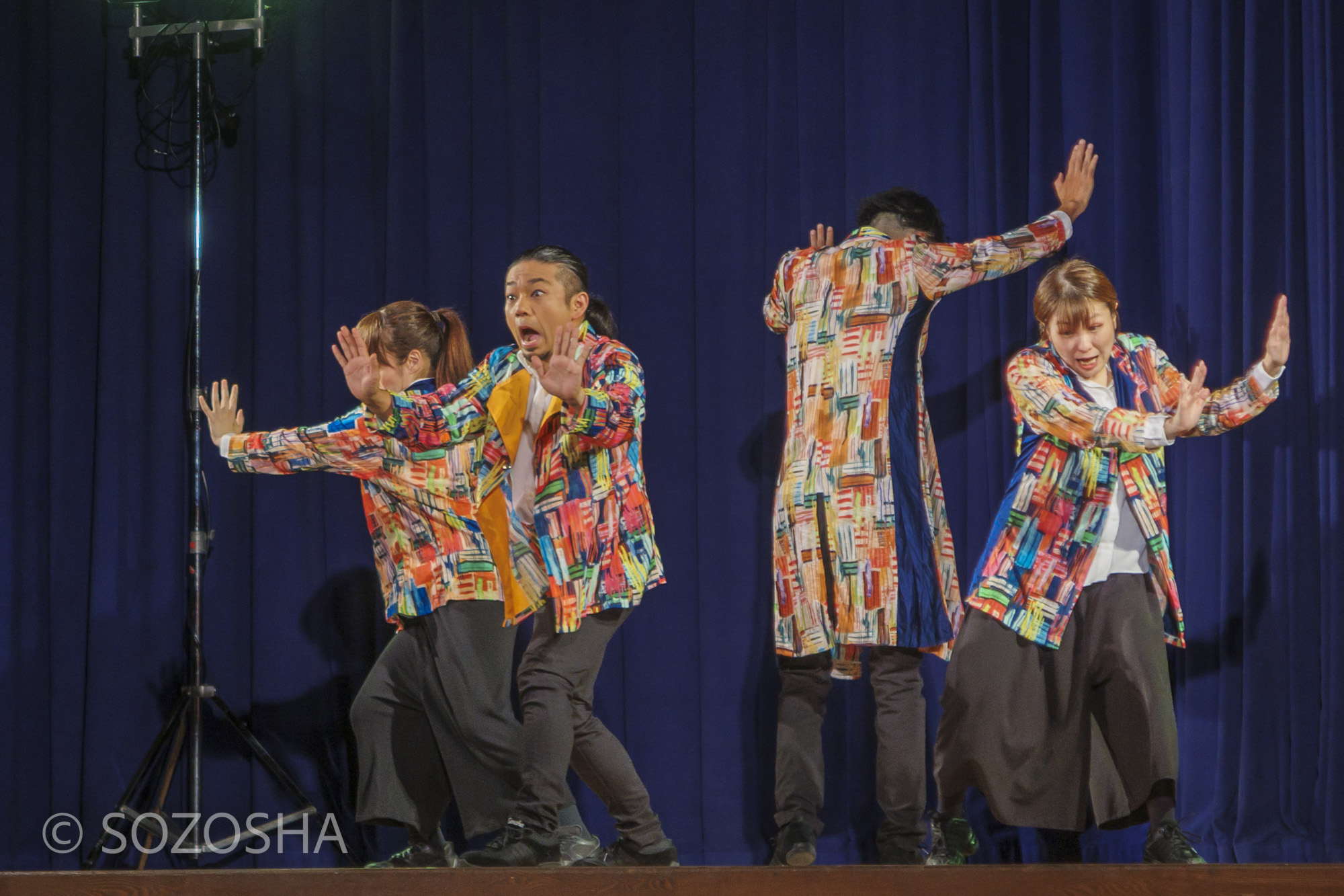 オープニングのシーン、マイムボックス〜おしゃべりなカラダ〜　小学校公演・芸術鑑賞会