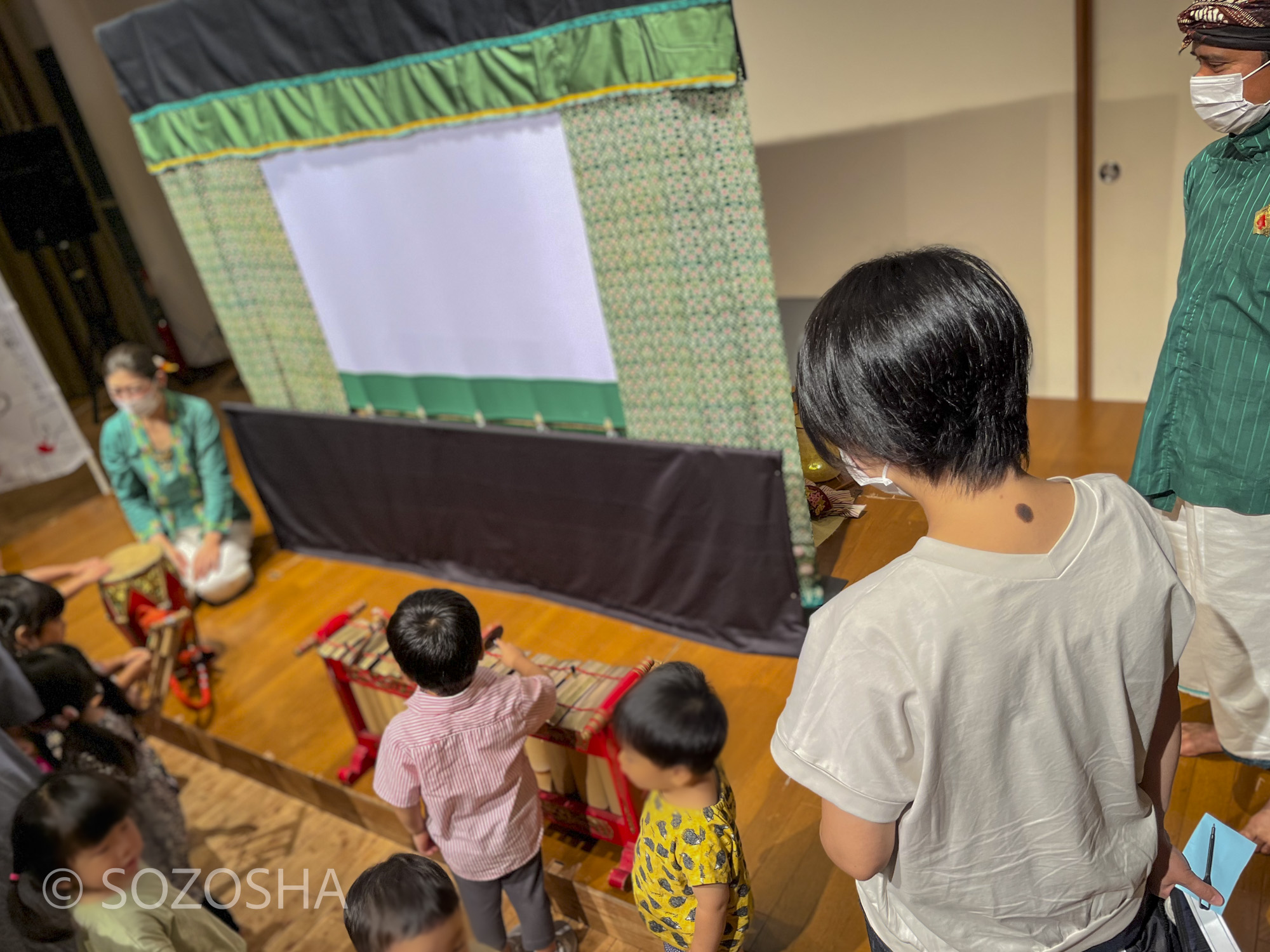 公演後のふれあい　ガムラン楽器　影絵音楽団くぷくぷ　おひざにだっこ｢がたんごとん がたんごとん｣ 　ガムラン　あさひ子育て広場 おさんぽ