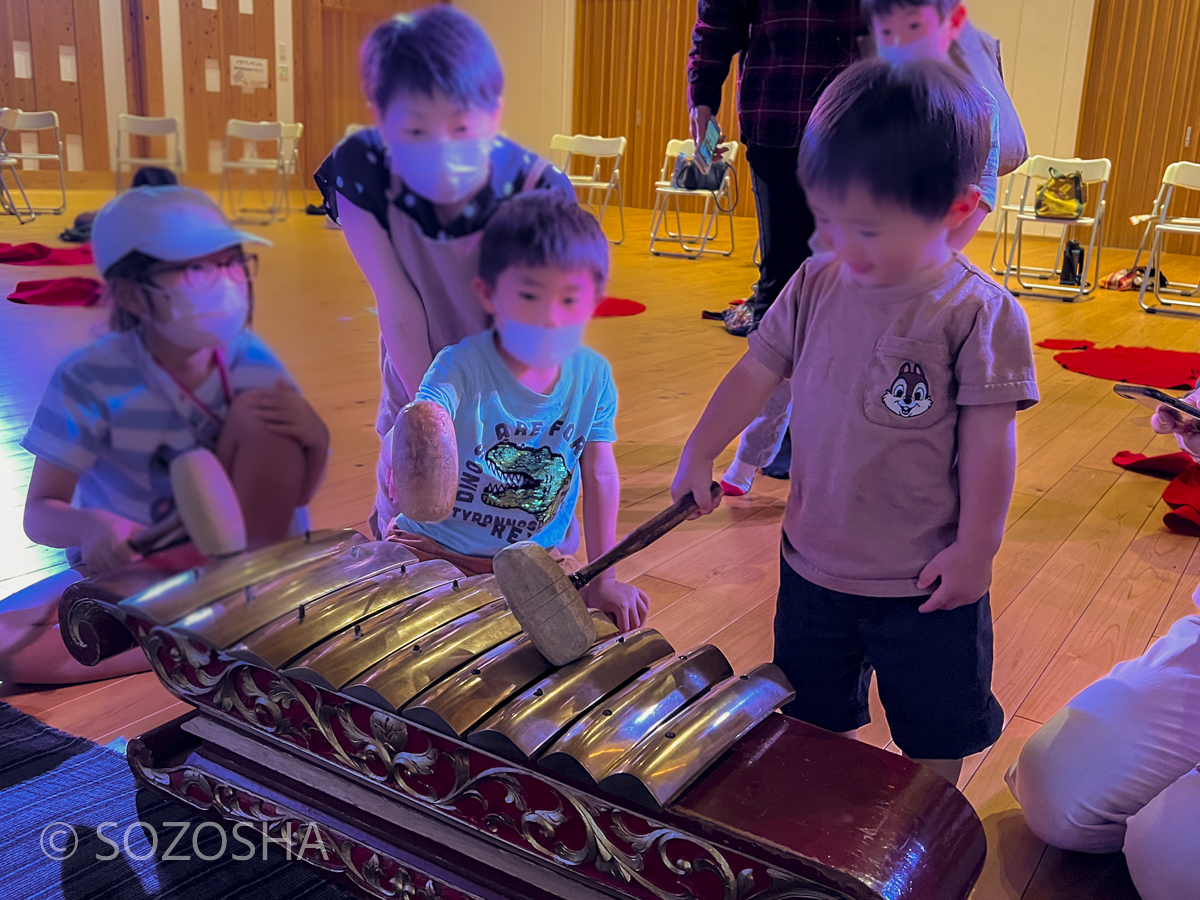 ガムラン(gamelan)、公演後のふれあい　影絵音楽団くぷくぷ｢きんぎょがにげた｣