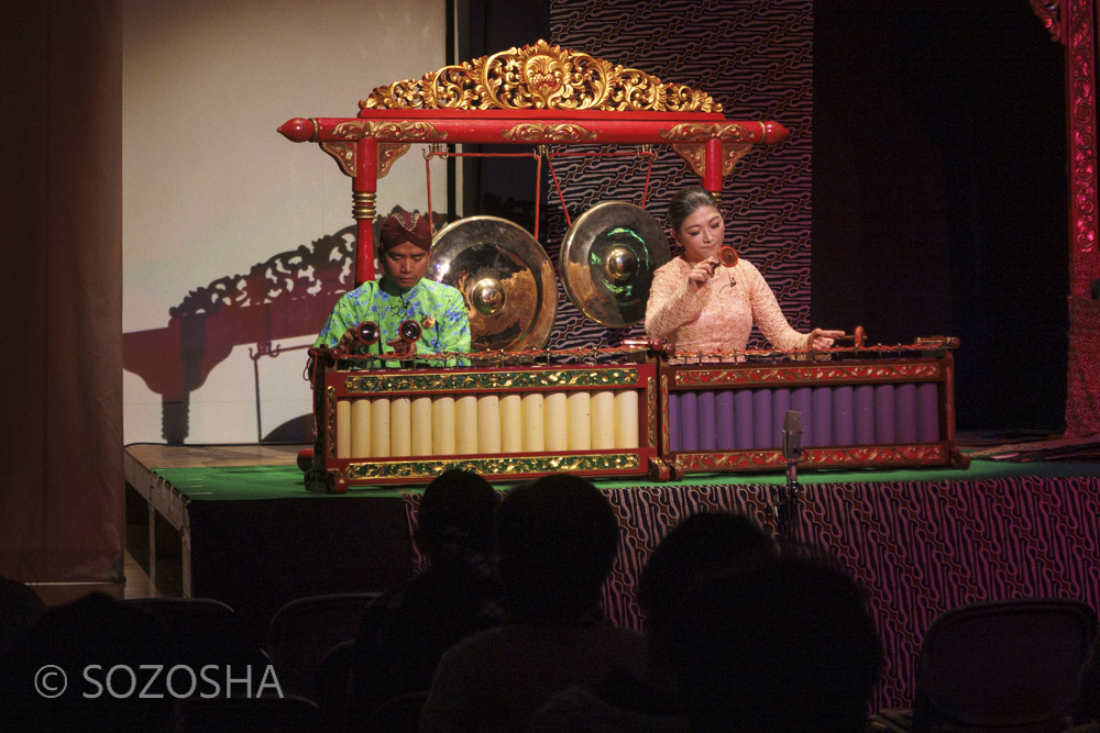インドネシア伝統芸能団ハナジョス、ガムラン演奏、「孔雀の舞」