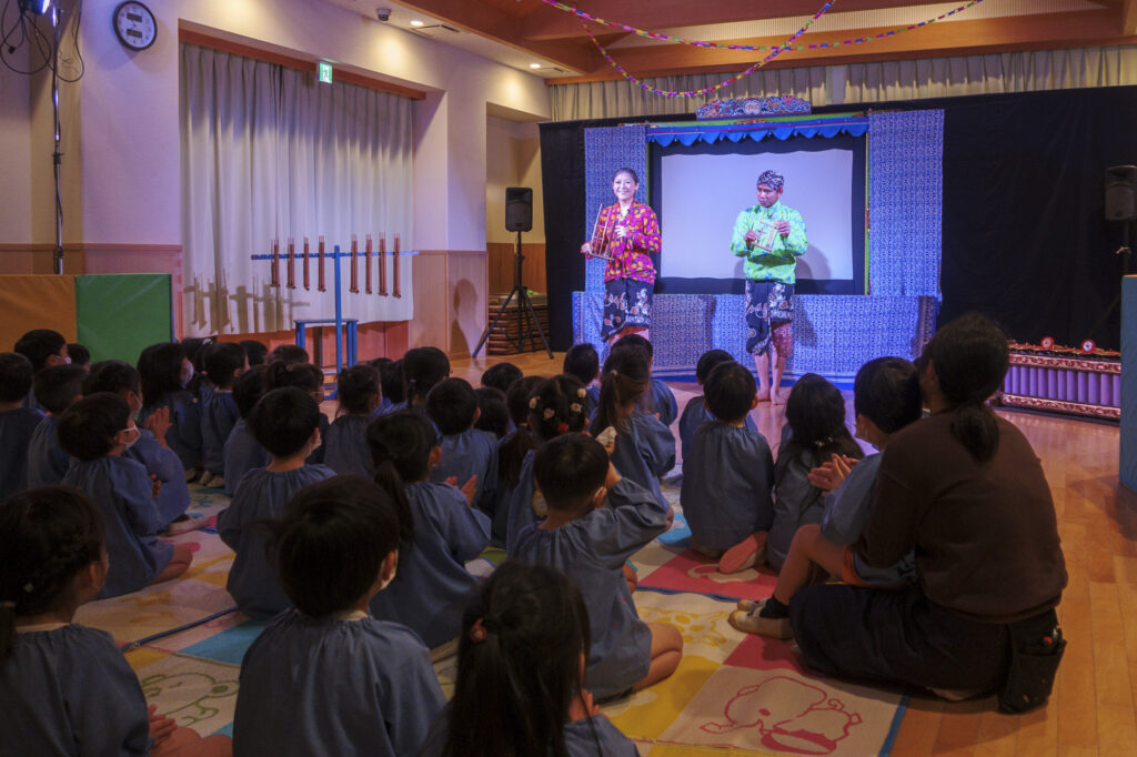 インドネシアの竹楽器アンクルン(Angklung) 保育園で影絵公演。