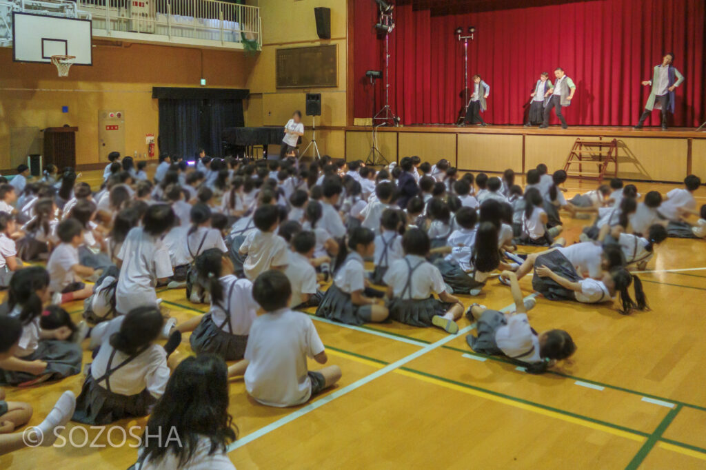 小学校の芸術鑑賞会| パントマイム | マイム体験ワークショップ　綱引き