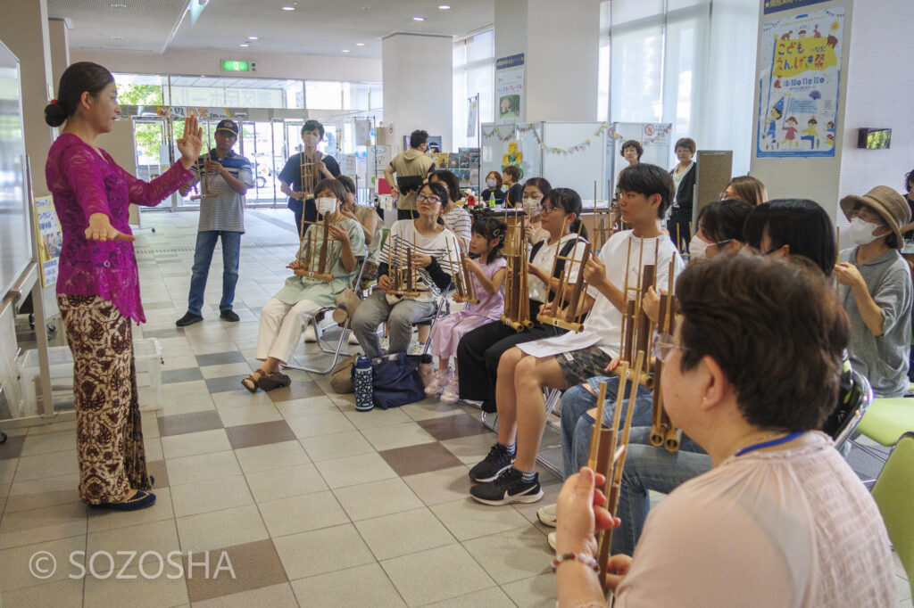 アンクルンの合奏体験　インドネシアの竹楽器Angklung 講師;佐々木宏実　こどもえんげき祭inなだ2023