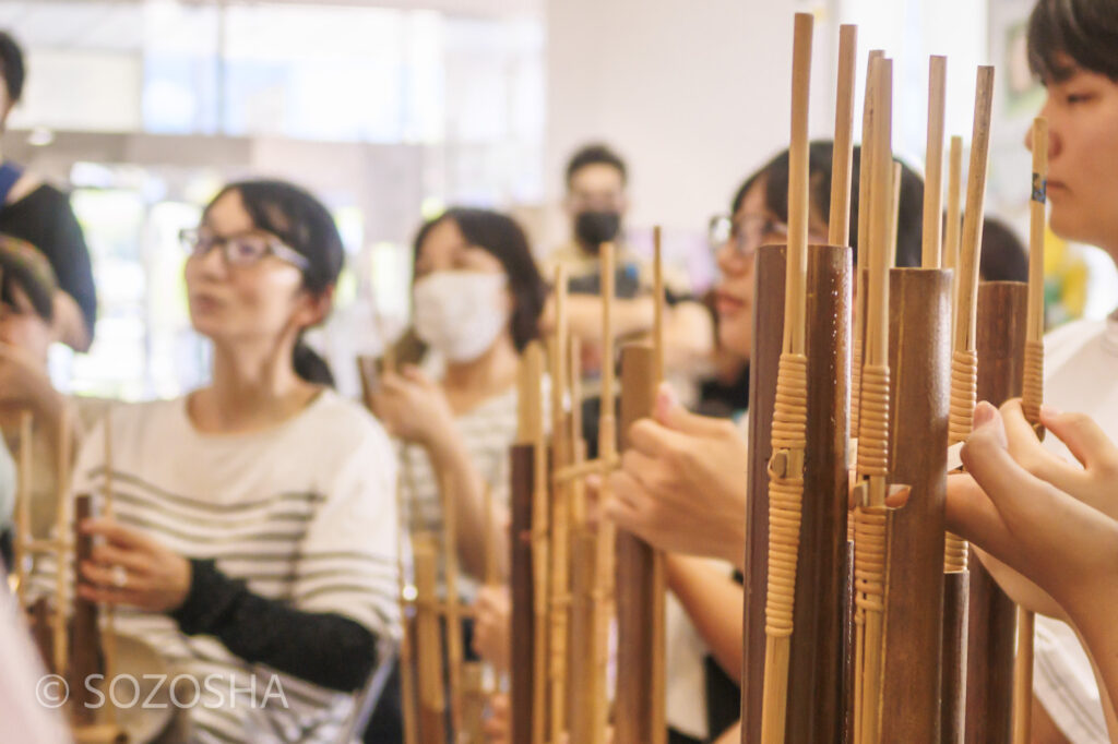 アンクルンの合奏体験　インドネシアの竹楽器Angklung 講師;佐々木宏実　こどもえんげき祭inなだ2023