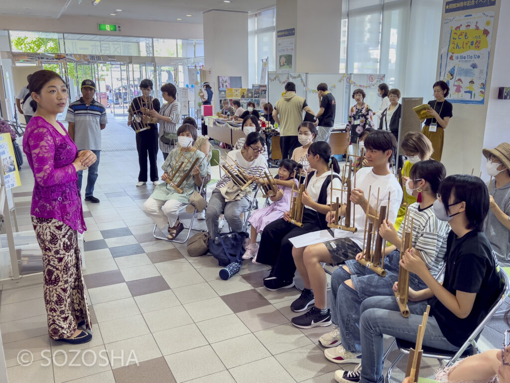 アンクルンの合奏体験　ワークショップ　インドネシアの竹楽器Angklung 講師;佐々木宏実　こどもえんげき祭inなだ2023