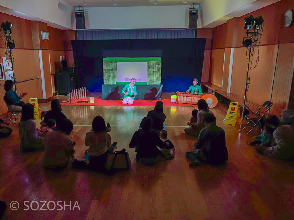 影絵音楽団くぷくぷ おひざにだっこ「がたんごとん がたんごとん」 ベイビーシアターフェスティバル_目黒区_下目黒住区センター
