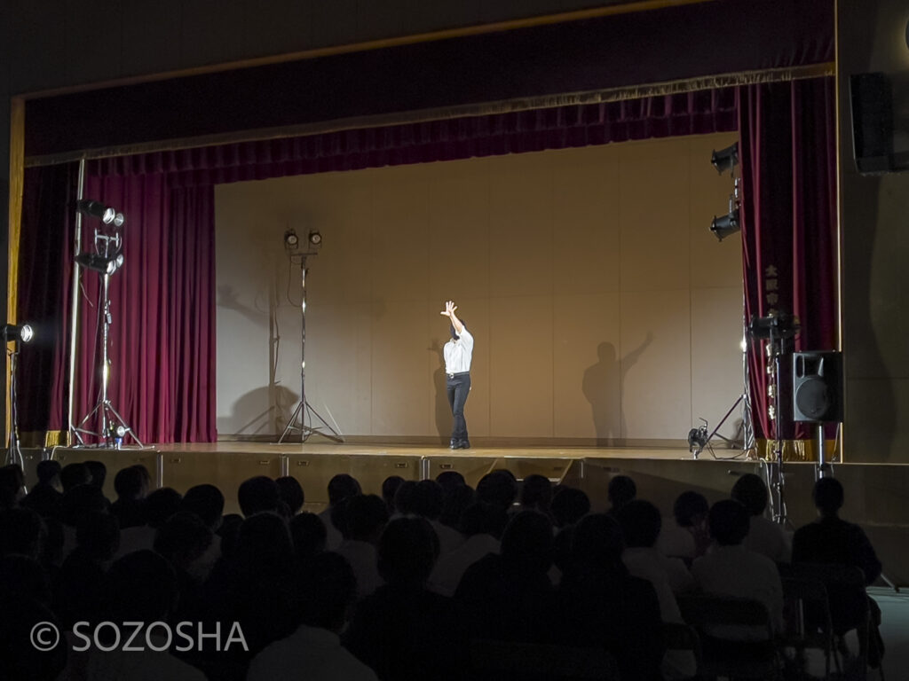 中学校の芸術鑑賞会 | パントマイム | いいむろなおき　ソロ作品「手」 | マイムボックス〜おしゃべりなカラダ〜