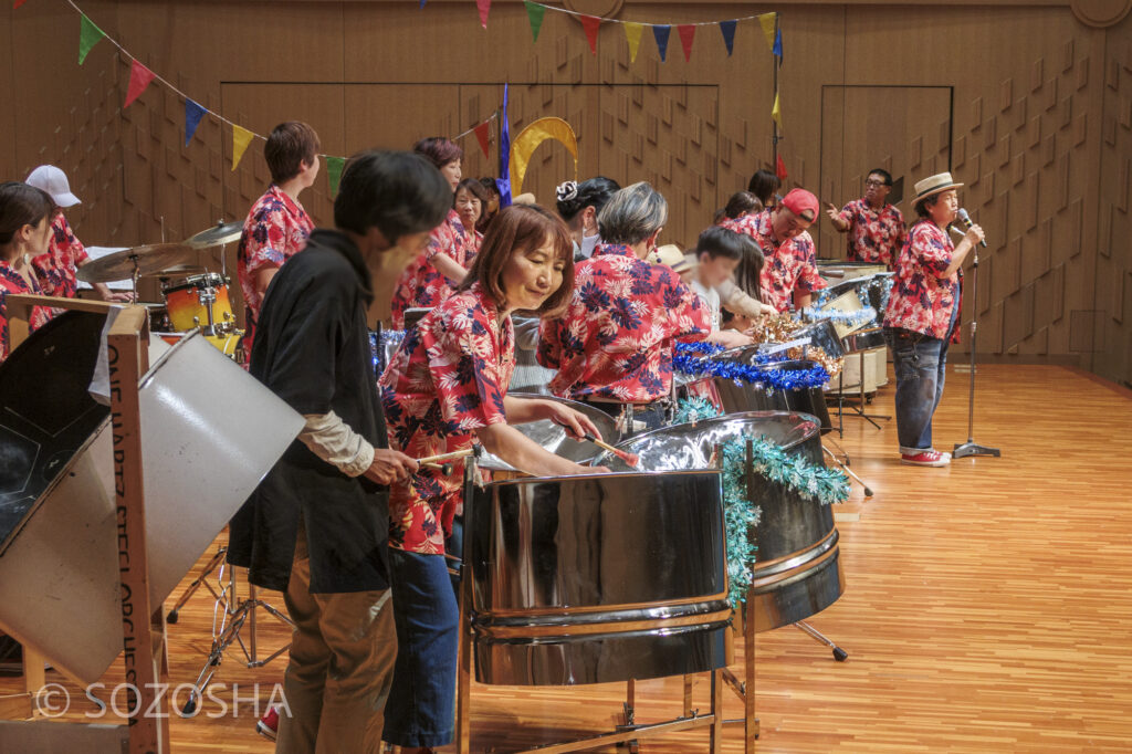 体験演奏　スティール・パン | トロピカル・カーニバル！！ワンハーツ・スチールオーケストラ | ONE HARTZ STEEL ORCHESTRA | 子ども劇場おやこ劇場 | 泉佐野おやこ劇場 | エブノ泉の森ホール