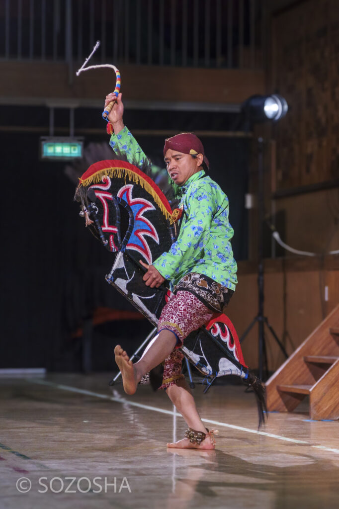 ローフィット・イブラヒム　インドネシアの馬踊り、小学校の芸術鑑賞会 | 影絵 | ガムランと影絵芝居ワヤン・クリ | インドネシア伝統芸能団ハナジョス | おいしそうなビモ
