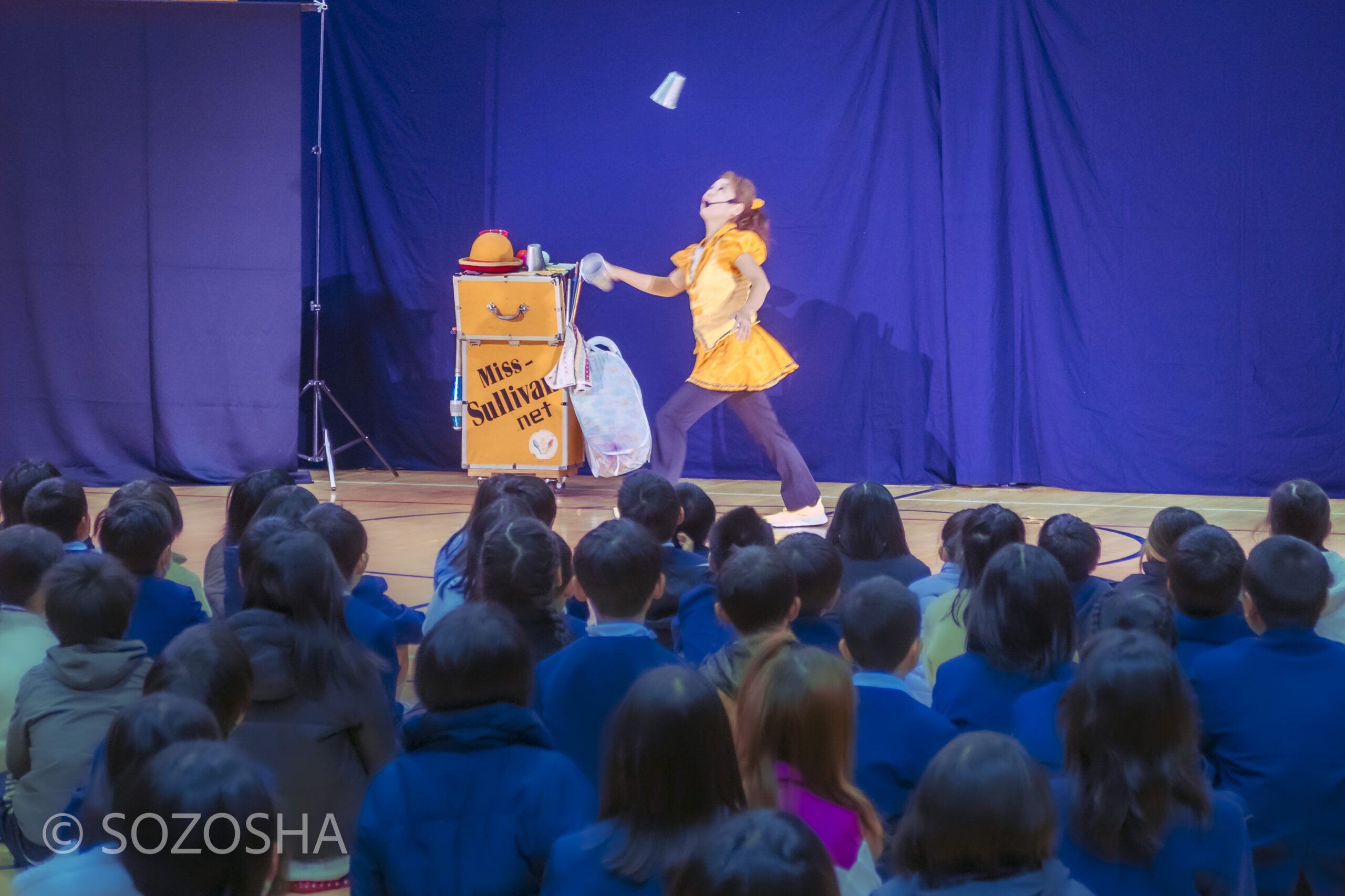 カップのジャグリング | 小学校の芸術鑑賞会 | ジャグリング・ショー | ミス・サリバン