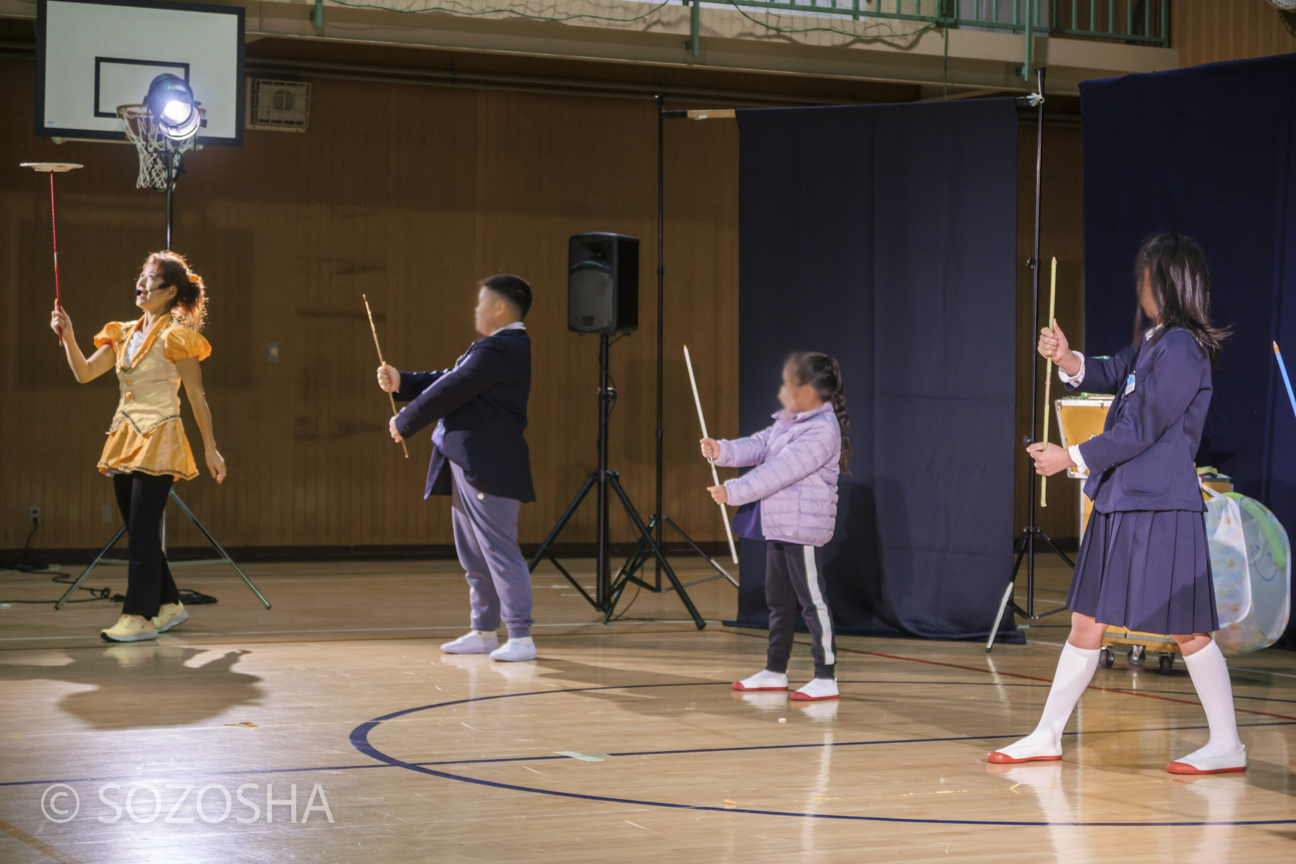 生徒参加の皿回しリレー | 小学校の芸術鑑賞会 | ジャグリング・ショー | ミス・サリバン