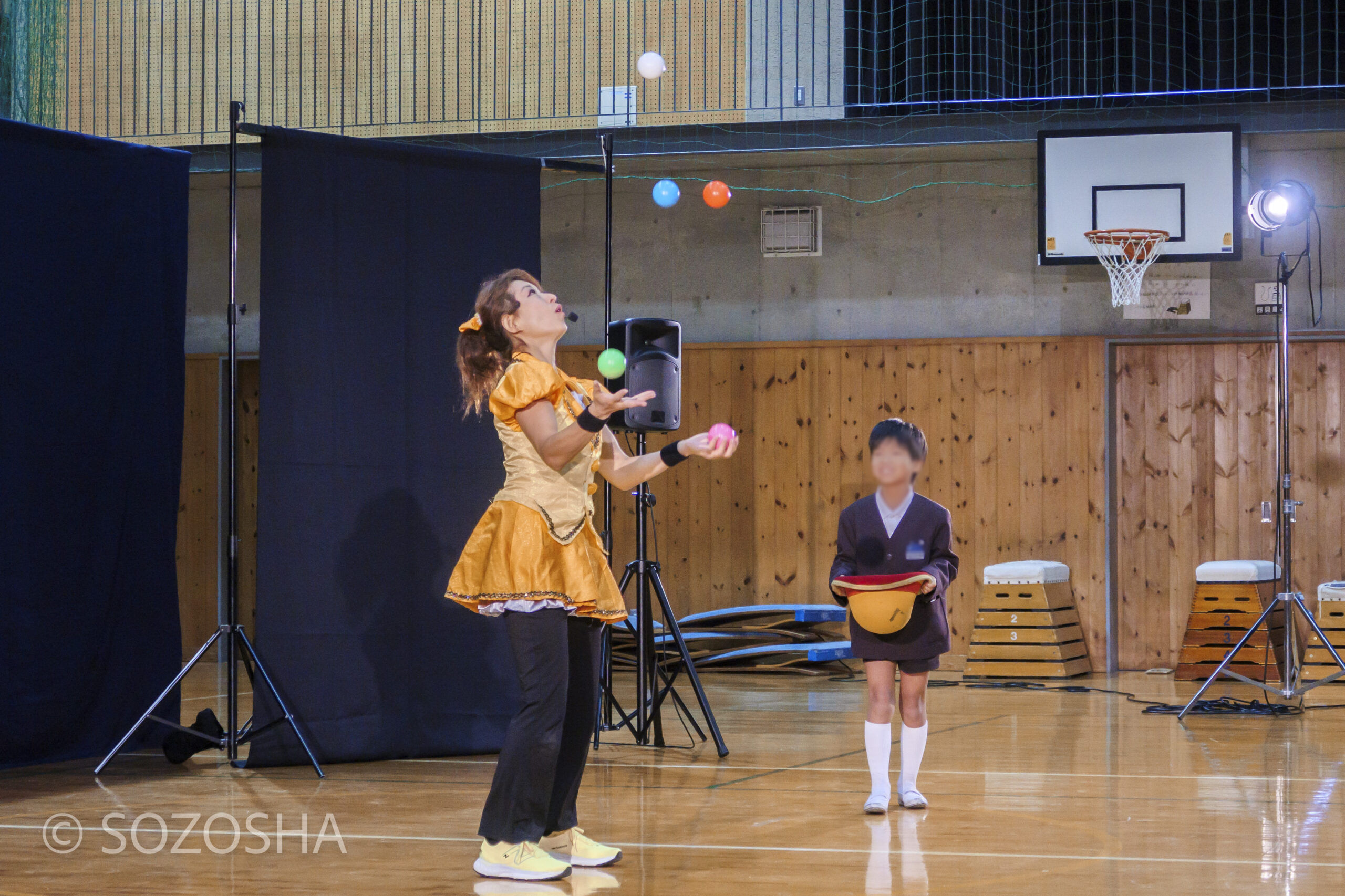 五つボールのジャグリング | 小学校の芸術鑑賞会 | ジャグリング・ショー | ミス・サリバン