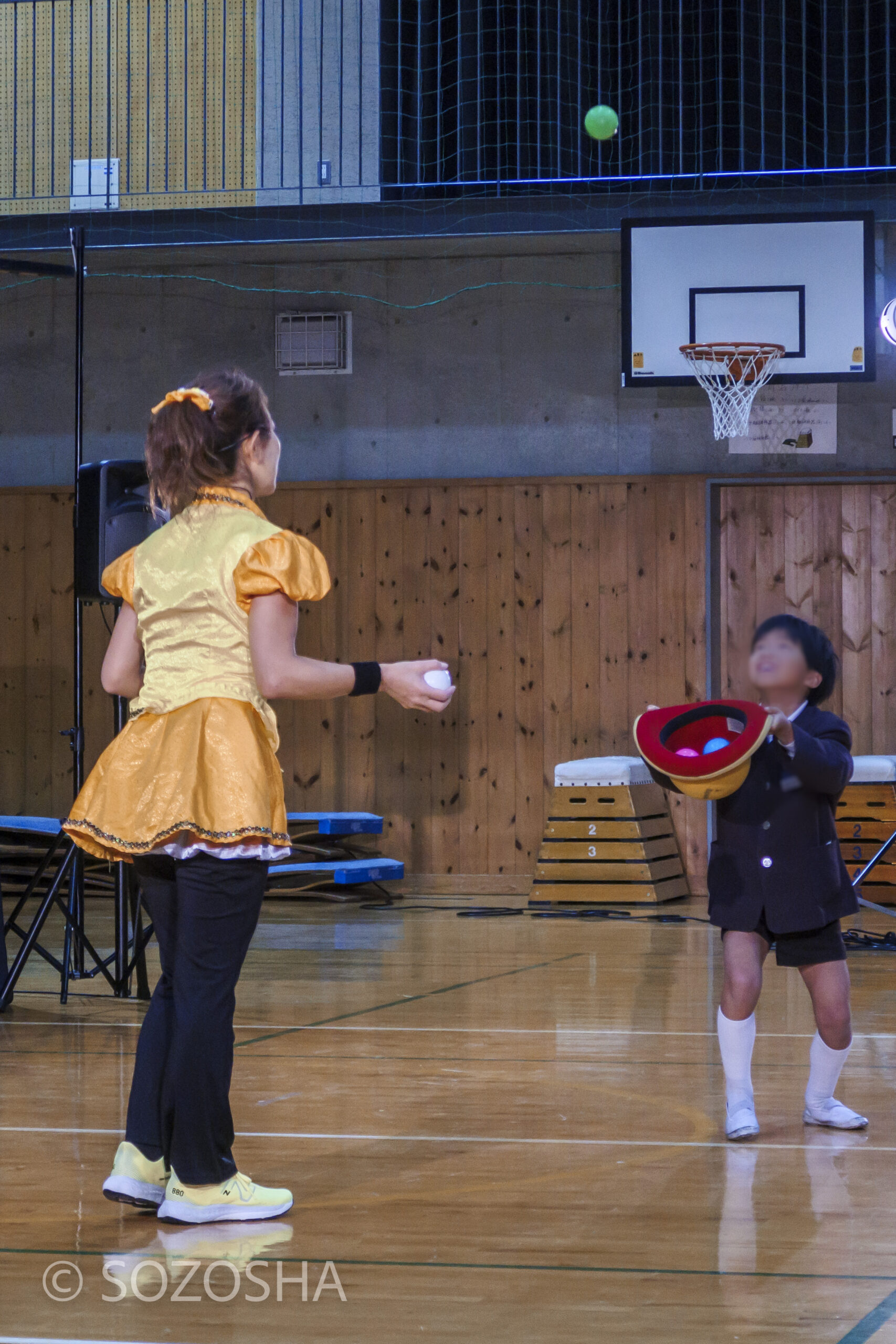 子ども参加で、ジャグリングのお手伝い | 小学校の芸術鑑賞会 | ジャグリング・ショー | ミス・サリバン