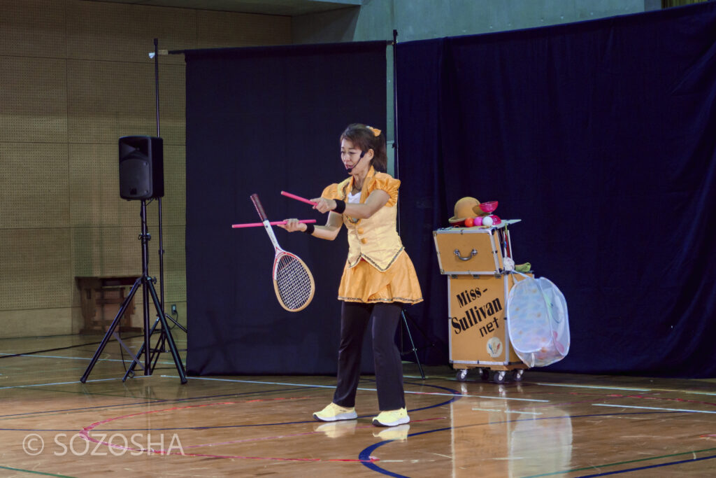 宙に浮くテニスラケットのジャグリング | 小学校の芸術鑑賞会 | ジャグリング・ショー | ミス・サリバン