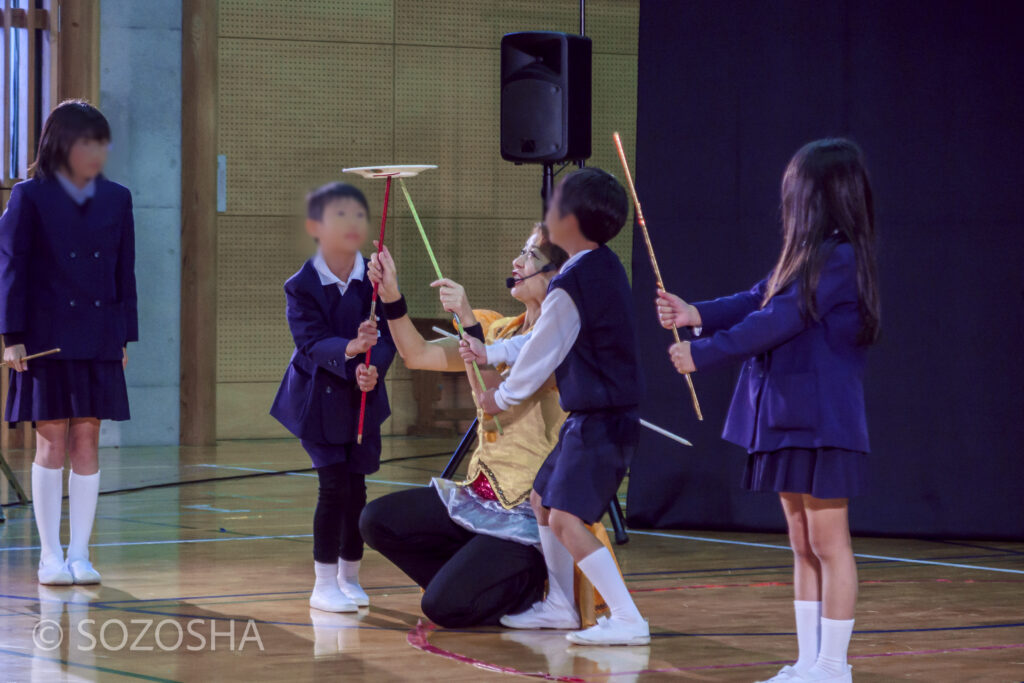 生徒参加の皿回しリレー | 小学校の芸術鑑賞会 | ジャグリング・ショー | ミス・サリバン