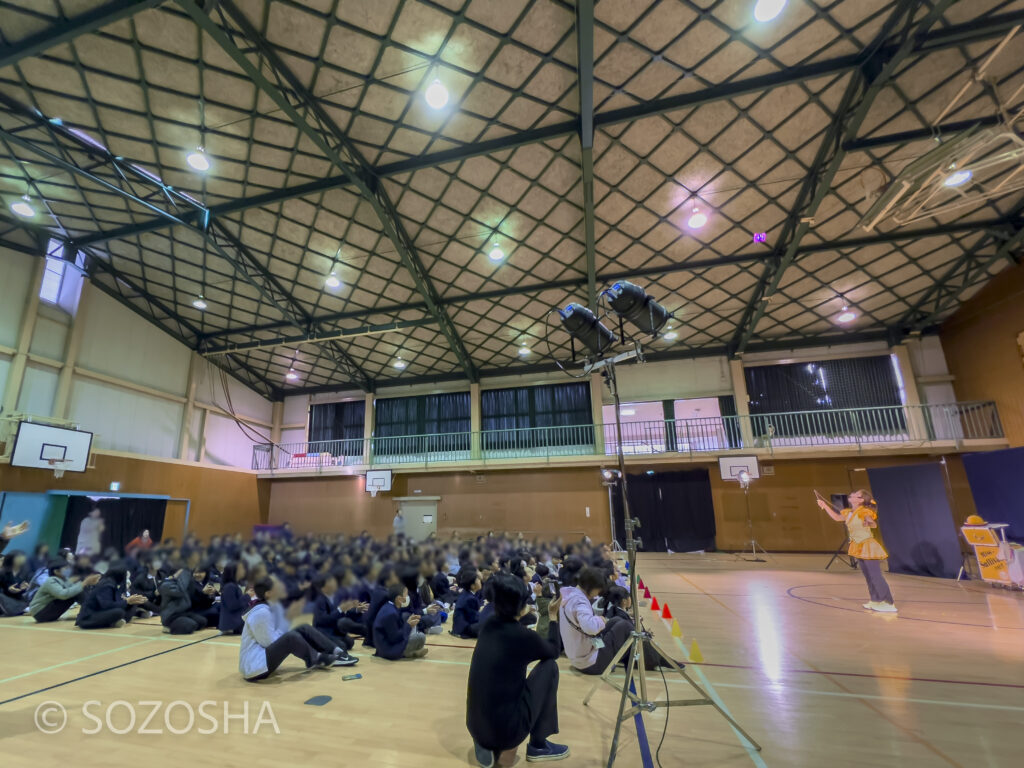 高く飛ばすディアボロ | 小学校の芸術鑑賞会 | ジャグリング・ショー | ミス・サリバン