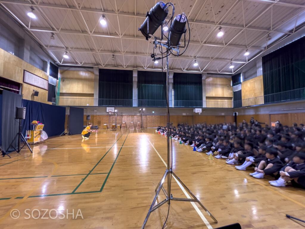 テニスラケットのジャグリング | 小学校の芸術鑑賞会 | ジャグリング・ショー | ミス・サリバン