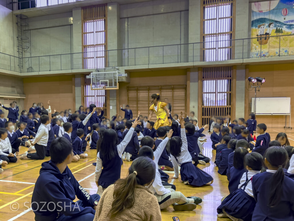 お手伝いしたい人はいるかな　 | 小学校の芸術鑑賞会 | ジャグリング・ショー | ミス・サリバン