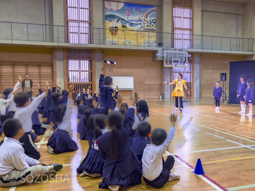 お手伝いしてくれる人はいるかな(2) | 小学校の芸術鑑賞会 | ジャグリング・ショー | ミス・サリバン