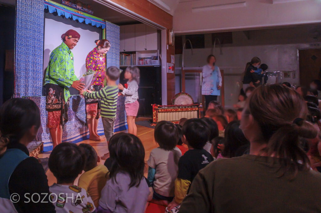 子どもたちから花束 | 影絵音楽団くぷくぷ｢きんぎょがにげた｣| ガムランとワヤン・クリ、影絵 | 幼稚園、保育園公演 | インドネシア