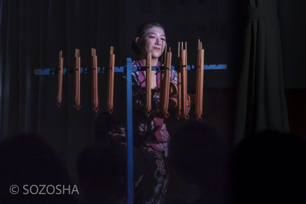 インドネシアの民族楽器、アンクルン、Angklung | 影絵音楽団くぷくぷ　こわくてなくぞ「ねないこだれだ」 | 目黒おやこ劇場