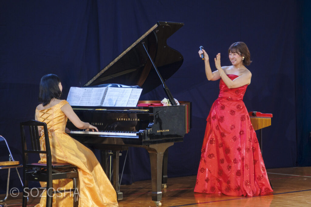 ピアノ演奏、村主夕加 | 小学校で芸術鑑賞会 | クラシック・コンサート「オペラにタッチ!」 |アンサンブル・ゆりえっと |