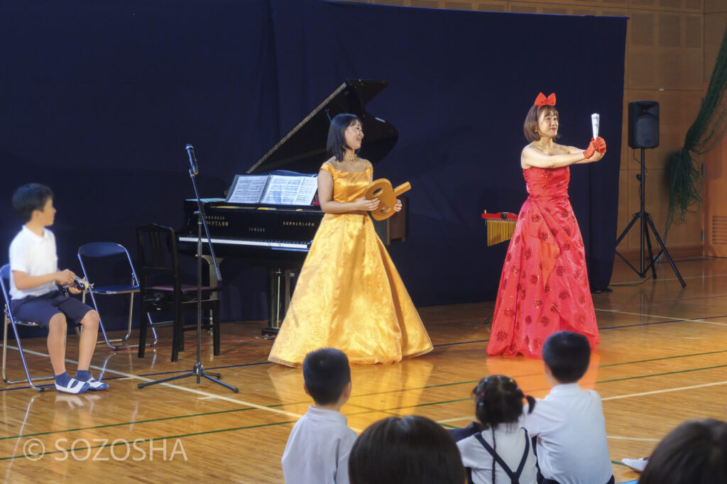 ピアノと歌声でクラシック『オランピアの歌』を披露 | 小学校で芸術鑑賞会 | クラシック・コンサート「オペラにタッチ!」 |アンサンブル・ゆりえっと |
