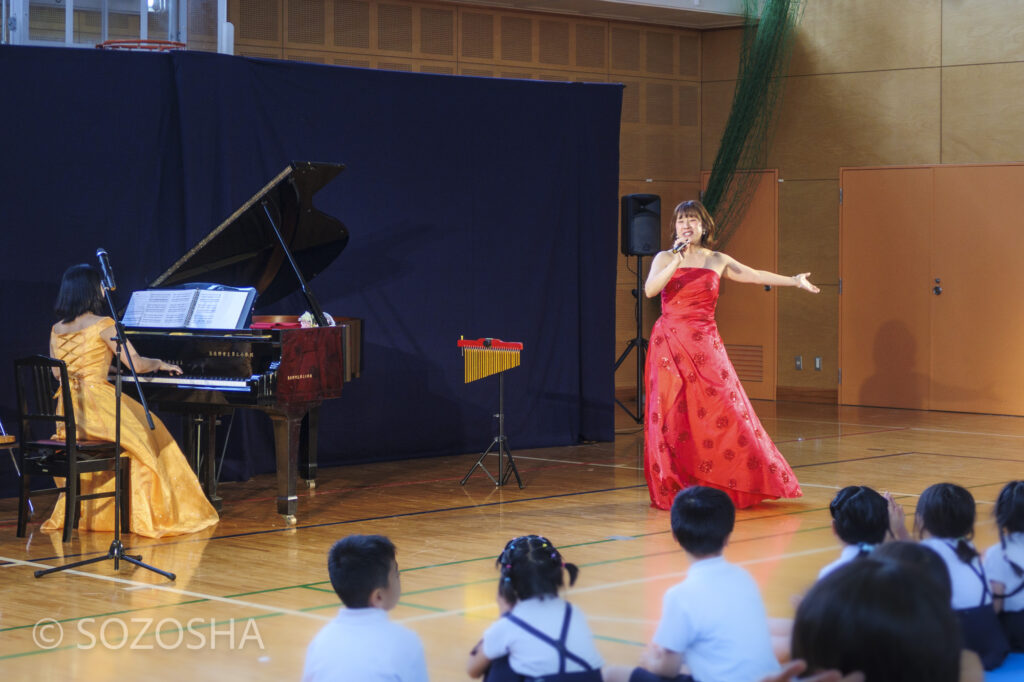 『踊り明かそう』のフィナーレで両手を広げる歌手の笑顔 | 小学校で芸術鑑賞会 | クラシック・コンサート「オペラにタッチ!」 |アンサンブル・ゆりえっと |