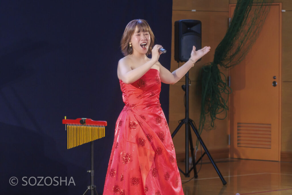 舞台上で『誰も寝てはならぬ』(トゥーランドット)を熱演する、ソプラノ歌手徳田りえ | 小学校で芸術鑑賞会 | クラシック・コンサート「オペラにタッチ!」 |アンサンブル・ゆりえっと |