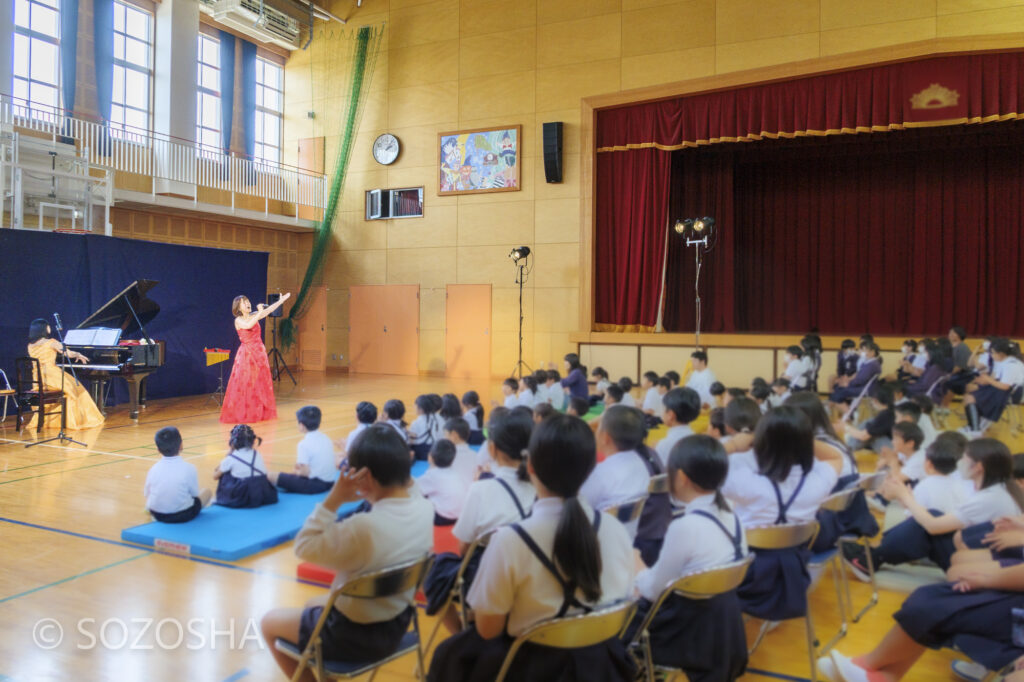 大阪府内小学校での芸術鑑賞会で歌とピアノの音楽を届けるステージ全景 | 小学校で芸術鑑賞会 | クラシック・コンサート「オペラにタッチ!」 |アンサンブル・ゆりえっと |