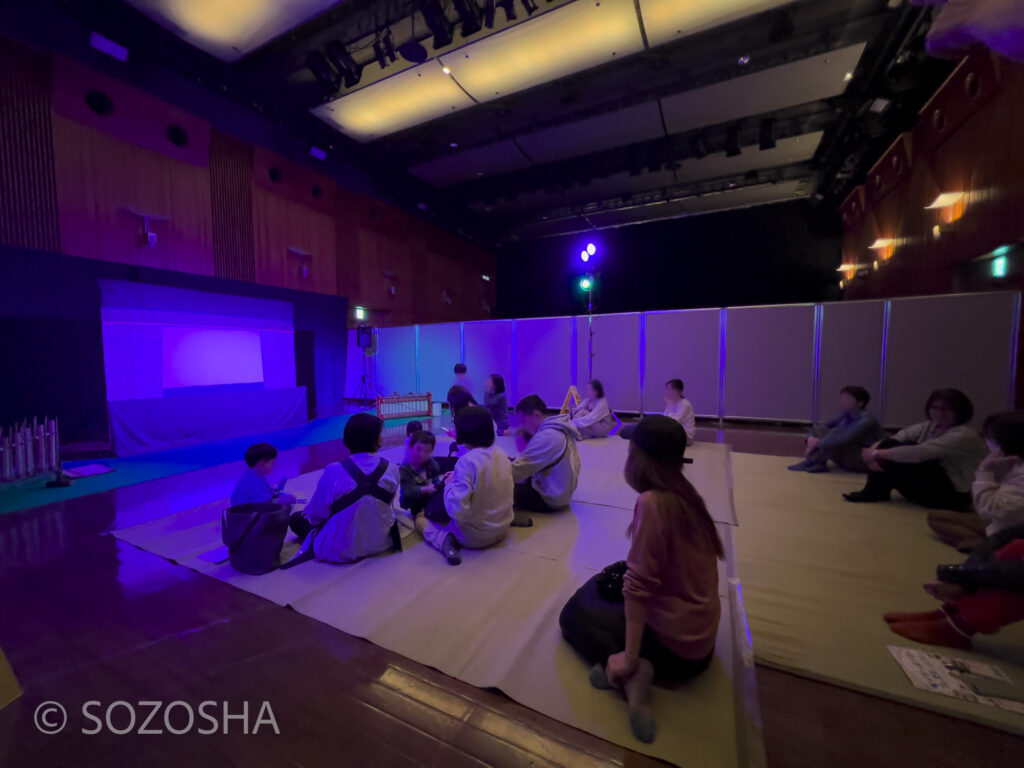 開演前の会場の様子 | ベイビーシアターフェスティバル3 目黒会場 | 音楽影絵 | 影絵音楽団くぷくぷ おひざにだっこ「がたんごとん がたんごとん」 | おやこ劇場、子ども劇場、児演協