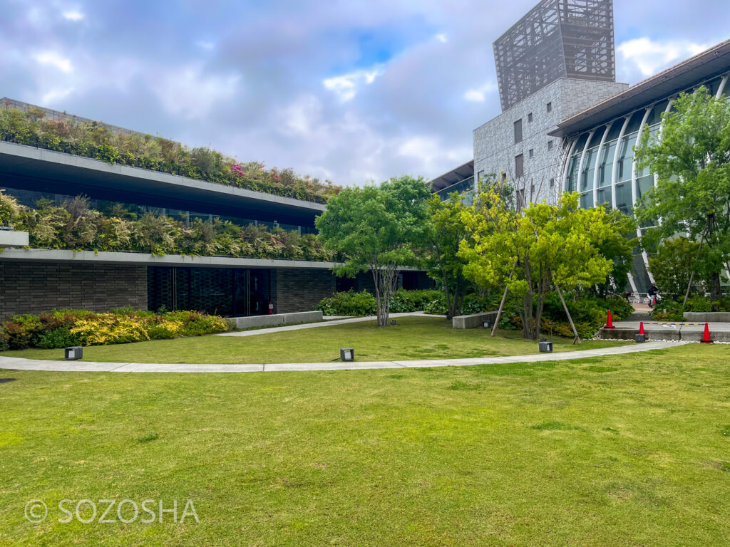会場の 枚方市総合文化芸術センター　| 影絵のワークショップ・体験 | 影絵音楽団くぷくぷ | ジャワの影絵芝居ワヤン・クリ