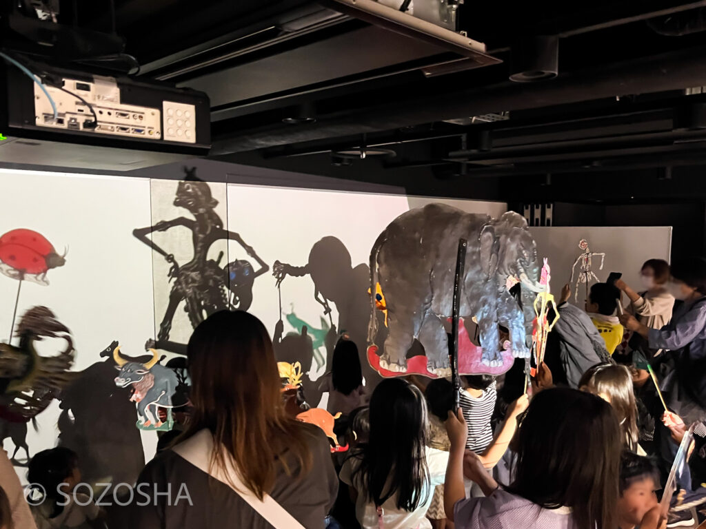 大きな壁に影絵を写して　 | 影絵のワークショップ・体験 | 影絵音楽団くぷくぷ | ジャワの影絵芝居ワヤン・クリ