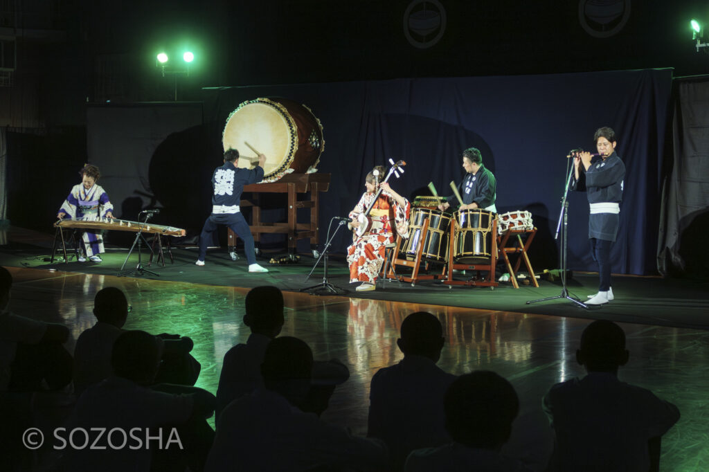 和楽器の魅力をドラマチックに | 中学校で芸術鑑賞会 | 和楽器・邦楽器・コンサート |和楽器演奏集団独楽 | 和太鼓、箏(琴)、三味線、篠笛、獅子舞|