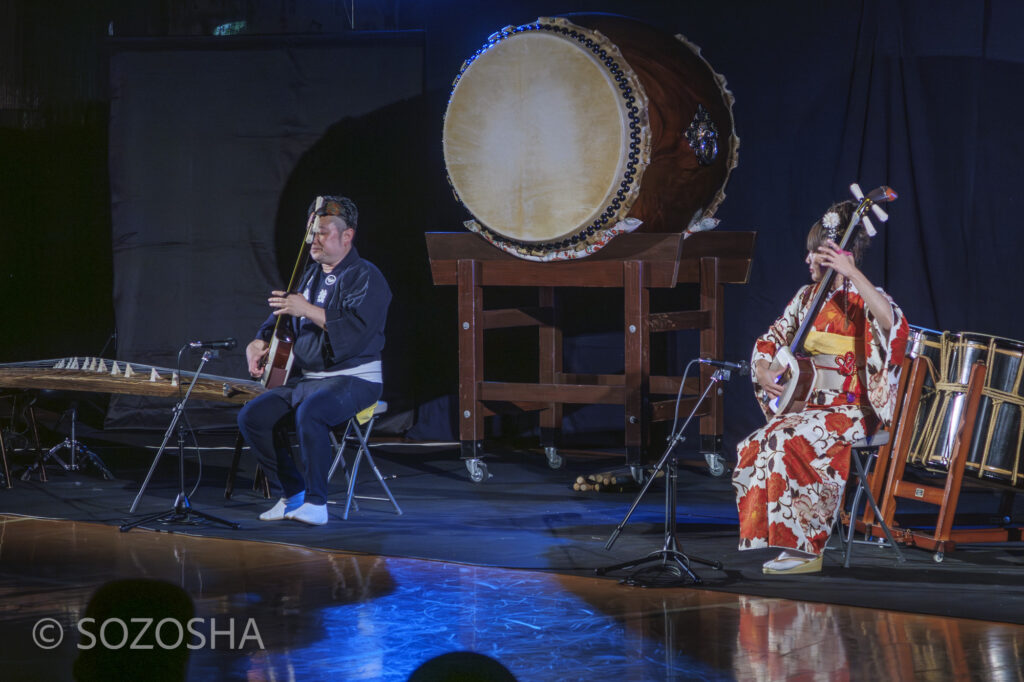 津軽三味線 植木陽史、京極ゆか | 中学校で芸術鑑賞会 | 和楽器・邦楽器・コンサート |和楽器演奏集団独楽 | 和太鼓、箏(琴)、三味線、篠笛、獅子舞|