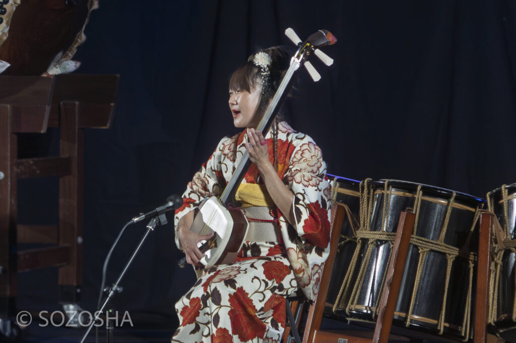 京極由加 民謡 | 中学校で芸術鑑賞会 | 和楽器・邦楽器・コンサート |和楽器演奏集団独楽 | 和太鼓、箏(琴)、三味線、篠笛、獅子舞|