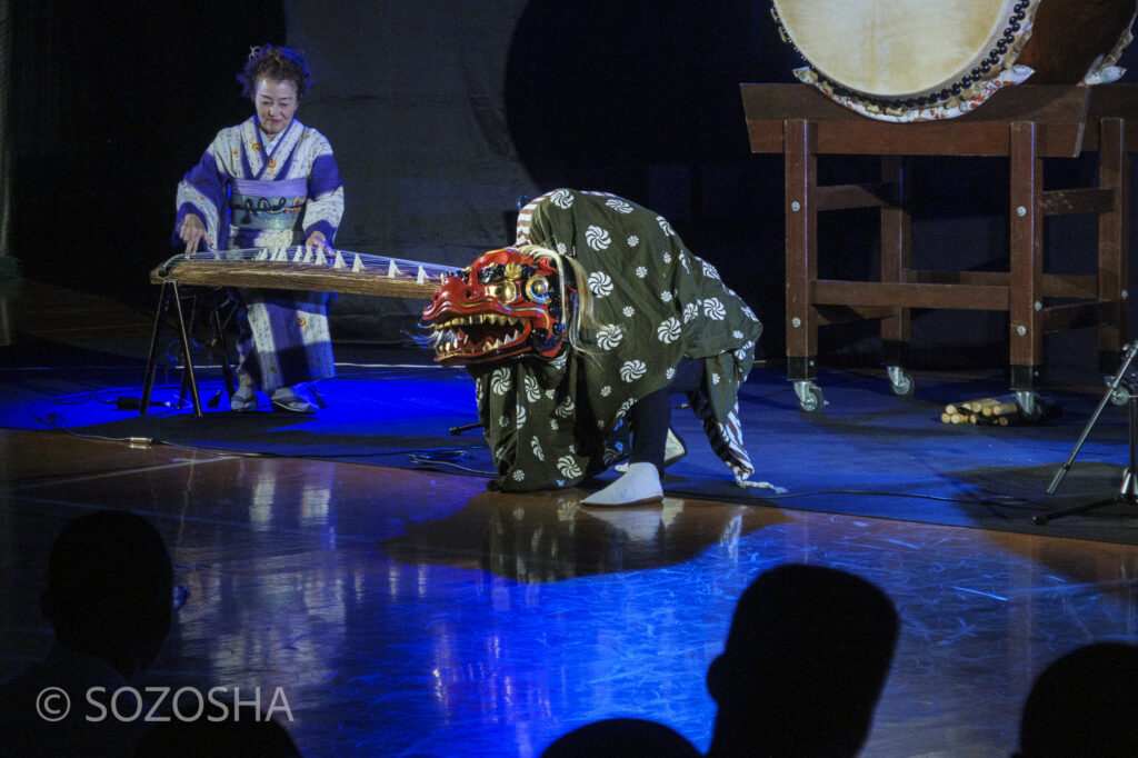 獅子舞 | 中学校で芸術鑑賞会 | 和楽器・邦楽器・コンサート |和楽器演奏集団独楽 | 和太鼓、箏(琴)、三味線、篠笛