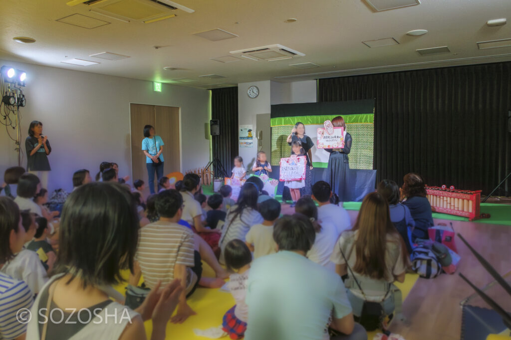 開演前の3つのお約束 | ベイビー作品 | 音楽影絵 | 影絵音楽団くぷくぷ おひざにだっこ「がたんごとん がたんごとん」 | おやこ劇場、子ども劇場