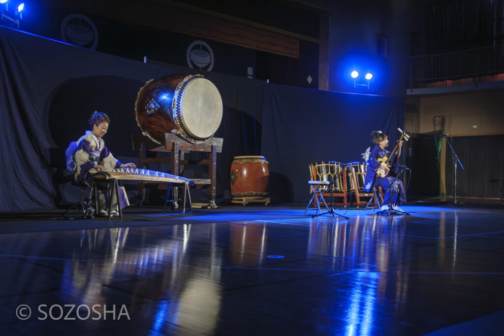 箏と三味線の繊細なアンサンブル | 和楽器の魅力をドラマチックに | 中学校で芸術鑑賞会 | 和楽器・邦楽器・コンサート |和楽器演奏集団独楽 | 和太鼓、箏(琴)、三味線、篠笛、獅子舞|