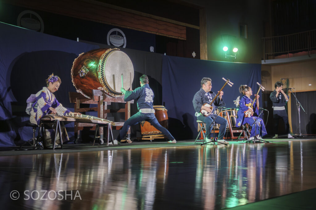 和太鼓のアンサンブル演奏を披露する和楽器演奏集団・独楽のメンバー | 和楽器の魅力をドラマチックに | 中学校で芸術鑑賞会 | 和楽器・邦楽器・コンサート |和楽器演奏集団独楽 | 和太鼓、箏(琴)、三味線、篠笛、獅子舞|